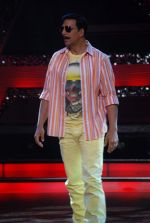 Akshay Kumar on the sets of Dance India Dance to promote Rowdy Rathore in Famous Studio on 10th April 2012 (22).JPG